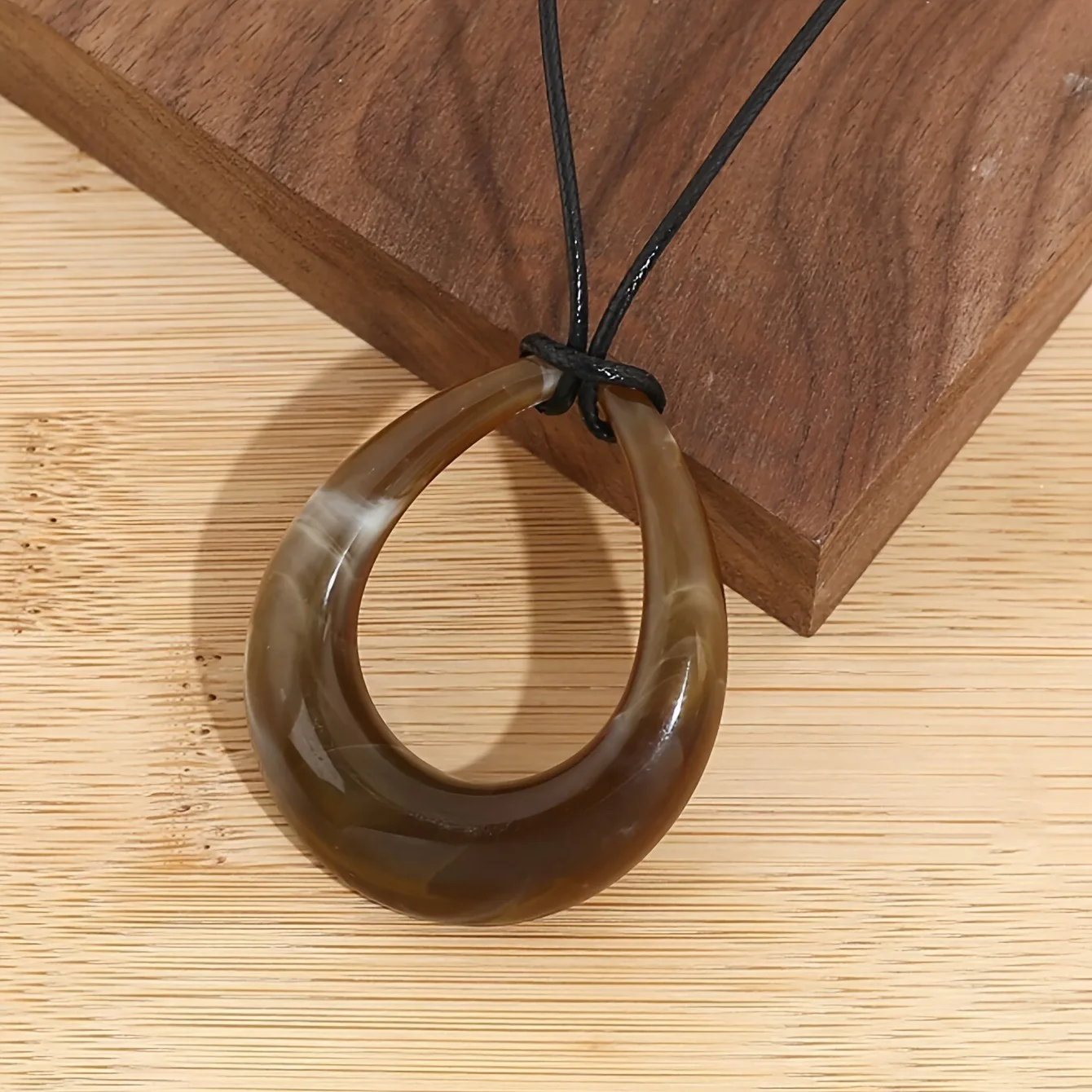 Böhmische braune Acryl-Geometrie-Halsketten mit hohlen Anhängern für Frauen, trendige schwarze Lederseil-Pulloverkette, Party-Schmuckgeschenke. – Detail 3
