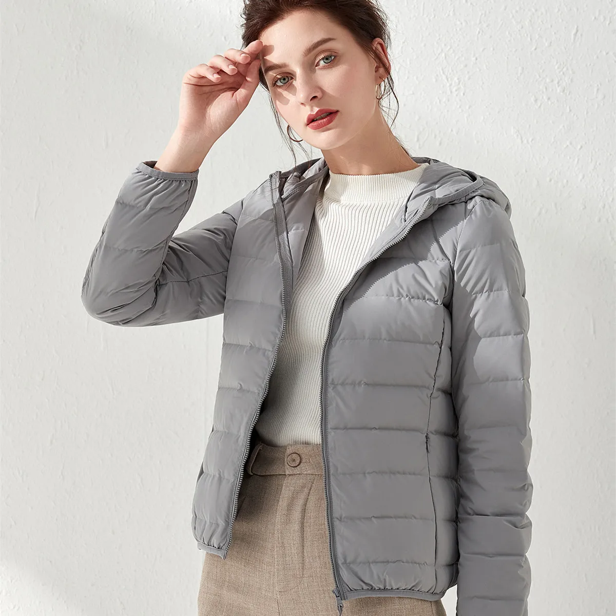 

Новая легкая женская куртка на белом утином пуху с капюшоном, приталенная портативная дорожная куртка-пуховик, женская зимняя верхняя одежда JK-075