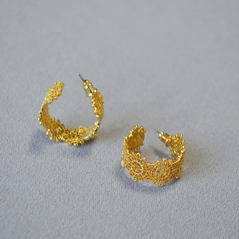 

Factory price Women gold plated trendy earrings stud high quality jewelry with lace hollow earrings