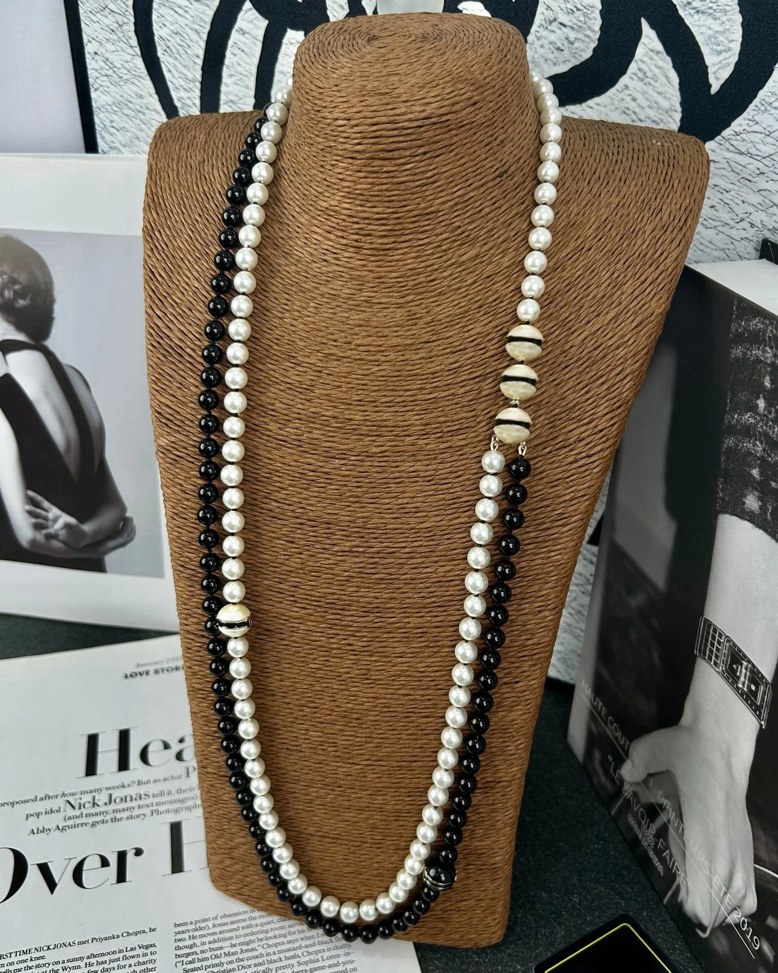 

Smooth round ball black and white resin pearl double layer Necklace sweater chain