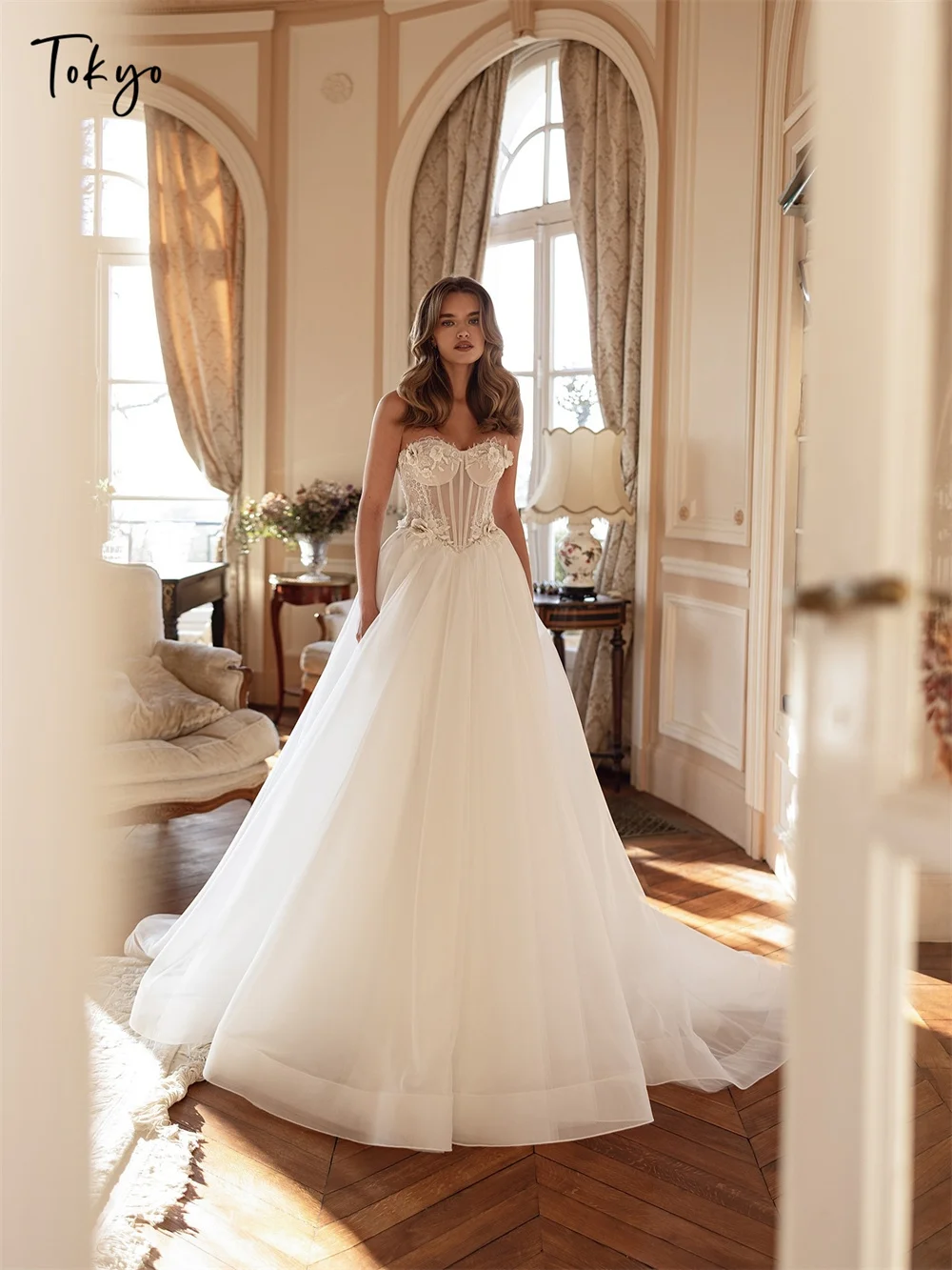 Tokyo Customized White Sweetheart Neck Wedding Dress Zip Back Sleeveless Court Train Bridal Gowns Tulle A-Line Wedding Gowns