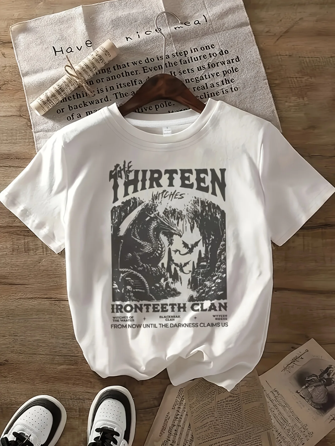 【0583】تيشيرت نسائي بمقاس كبير ورقبة دائرية وأكمام قصيرة مع نصف كم مرن ومطبوعات عصرية