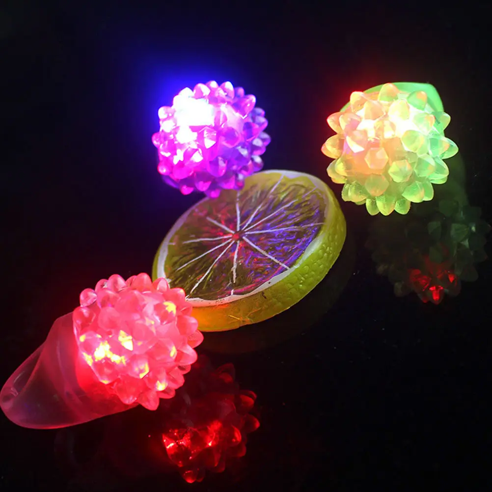 

12 шт. светящихся колец в форме клубники, милые, прочные, безопасные, для вечеринок, детские украшения, светящиеся рождественские подарки