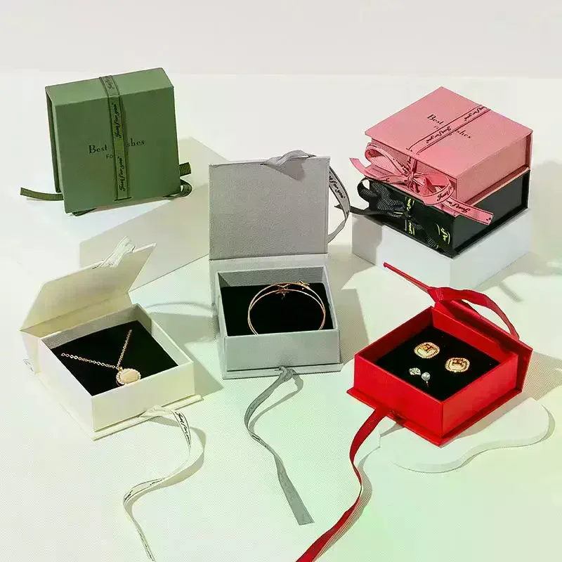 

Коробка-флипбокс из картона с лентой и пенопластом внутри для ювелирных изделий: ожерелий, браслетов, колец, серег. Подарочная упаковка.