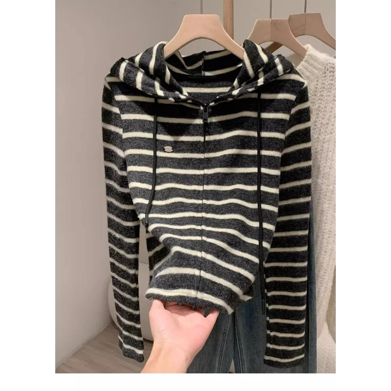Kurtka damska 2025 zima nowa moda dzianinowa blok kolorów paski z kapturem zapinana na zamek ze sznurkiem sweter