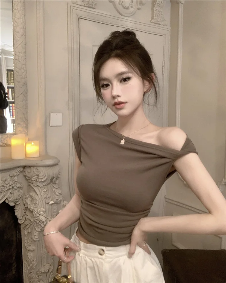 2025 Summer T Shirt Women Slanted Collar Pure Sexy Sexy Irregular Design Wrinkled Short Sop Slanted Shoulder Short Sleeves Woman