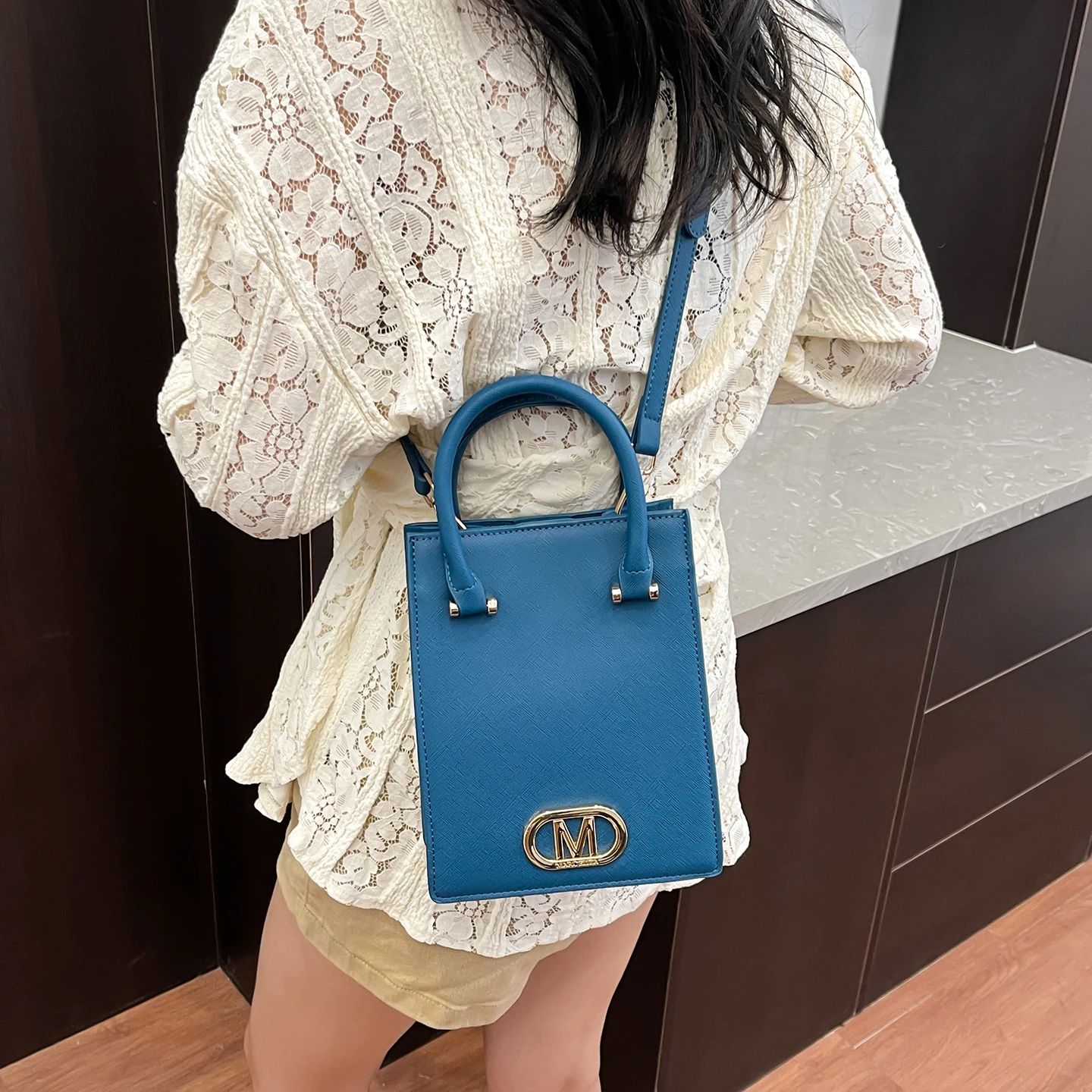 

Unique Stylish Simple Leisure Handbag for Women with Large Capacity and Trendy Design Solid Color Crossbody Bag Fashion Show