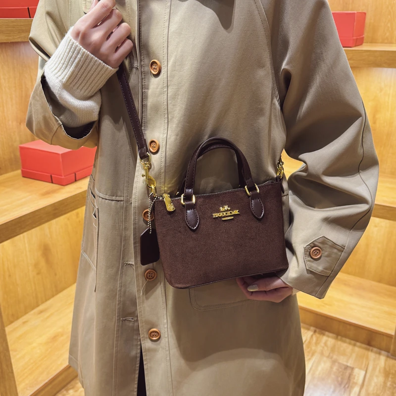 

Sophisticated Women Shoulder Bag PU Leather Material Classic Color with Metal Trim Adjustable Strap Durable for Work Party