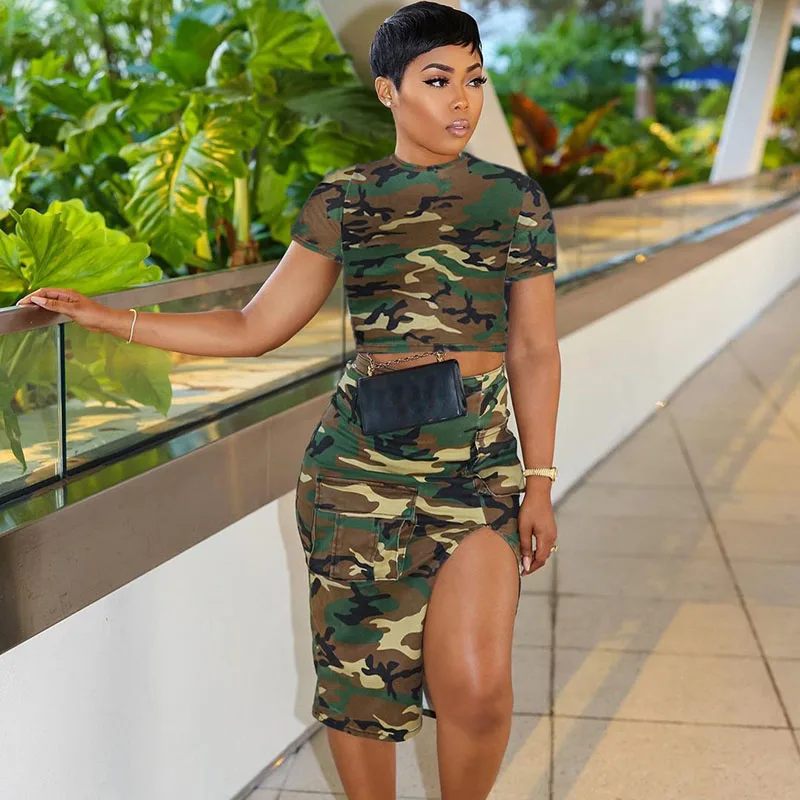

Женский комплект из 2 предметов с юбкой и камуфляжным принтом, футболка с круглым вырезом и коротким рукавом, укороченный топ и юбка до колена с разрезом и карманами, клубная одежда