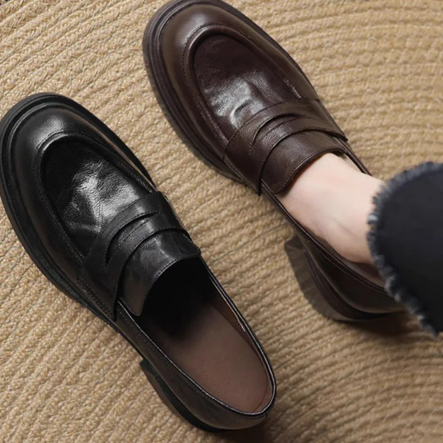 

Новые женские лоферы с круглым носком в стиле ретро 2025 года и мягкая кожа на толстом каблуке — универсальный выбор для ленивых людей.