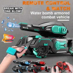 2.4G RC Tank blindato giocattoli per bambini telecomando giocattoli per auto per ragazzi gesto controllato bomba d'acqua serbatoio auto elettrica giocattolo per bambini regalo