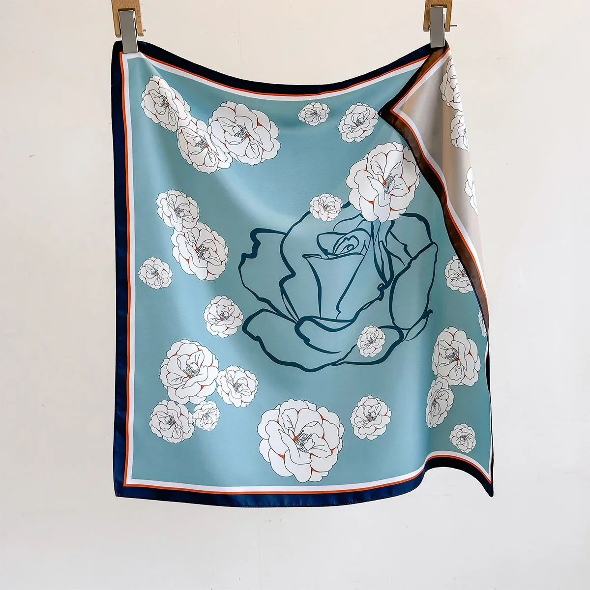 模造シルク両面スカーフ高級フラワープリントスクエアスカーフ女性のネッカチーフバンダナスカーフヘアバンドネクタイラップ