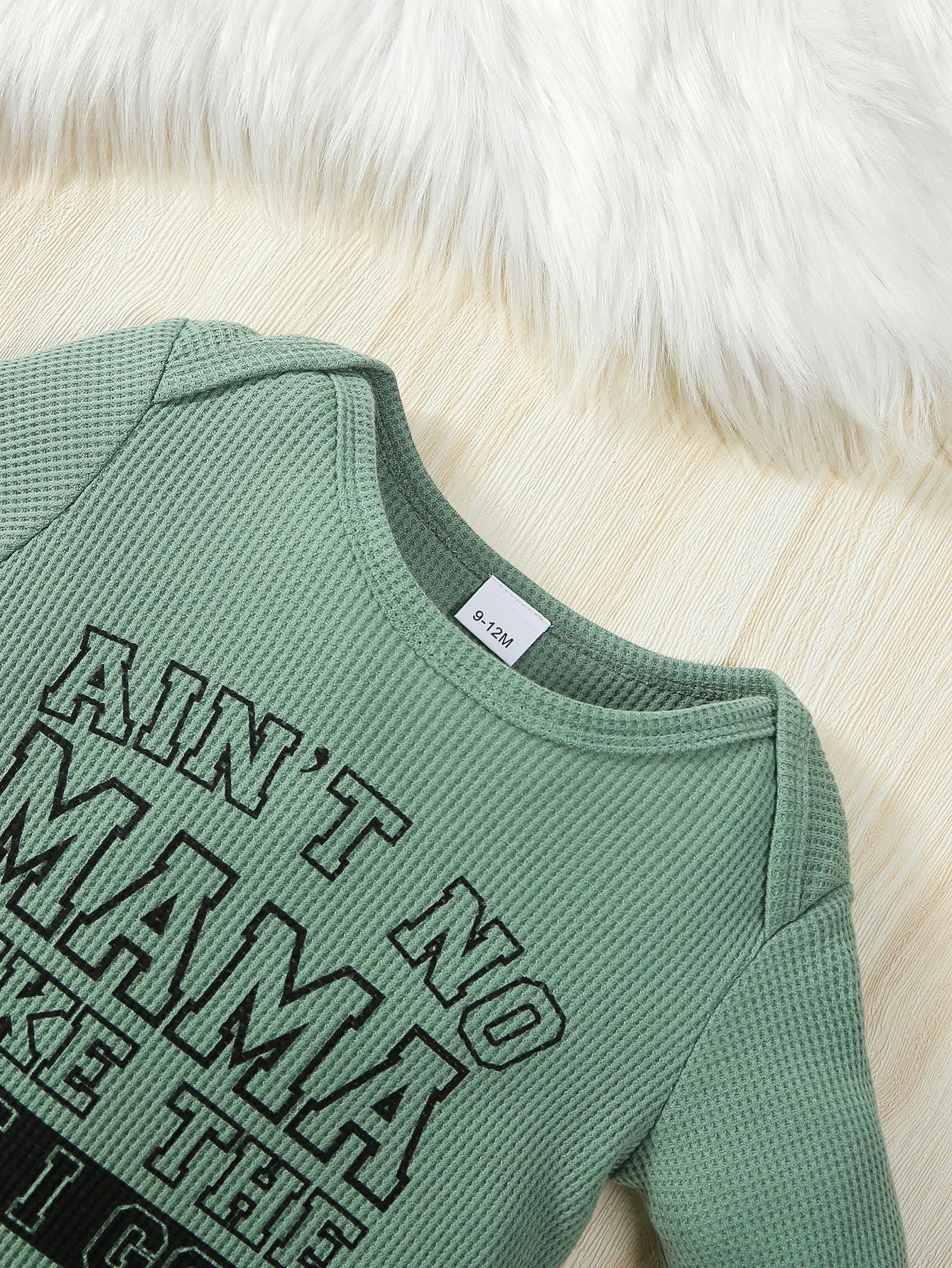 Zweiteiliges, modisches Freizeit-Set für Babys, bestehend aus einem langärmligen Strampler mit Alphabet-Motiv und einer langen Hose, ideal für Frühling und Herbst. – Detail 5