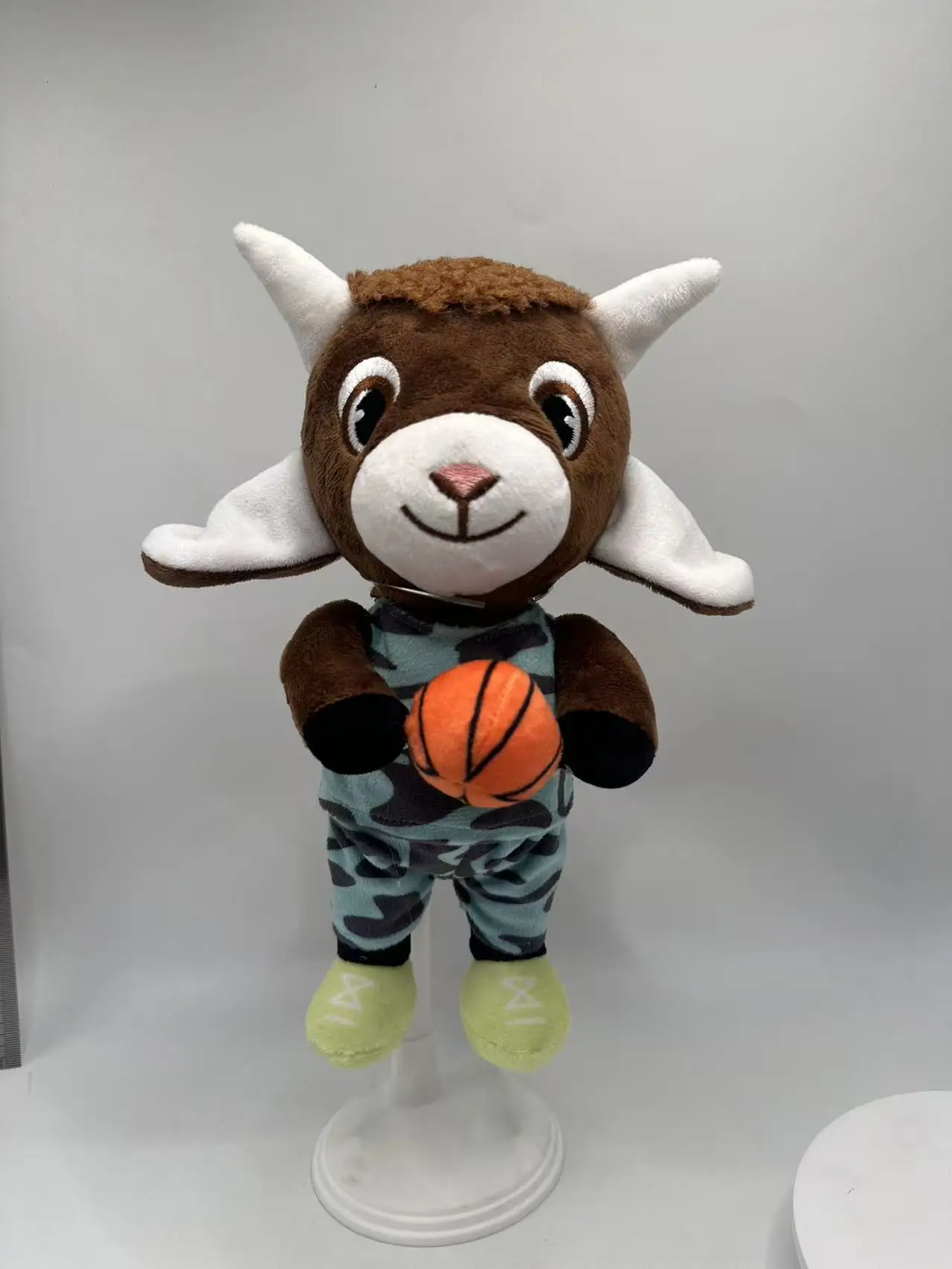 Nuevo Peluche de Cabra con Baloncesto 2026, Muñeco de Peluche de Cabra de Dibujos Animados, Juguete de Peluche, Regalos de Cumpleaños, En Stock