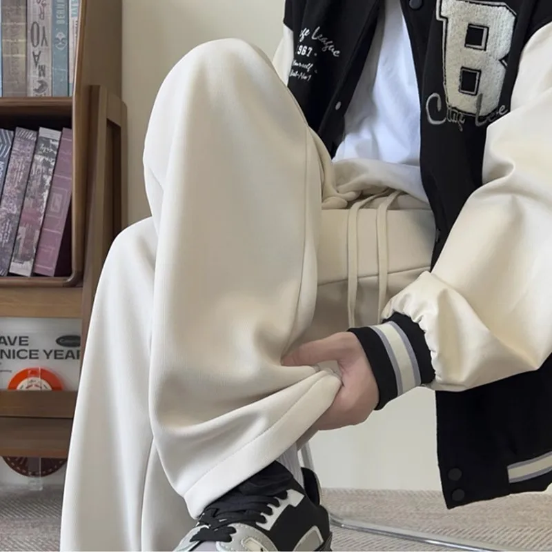 

Мужские белые брюки. Новинка осени и зимы 2025 года с плюшевыми широкими спортивными брюками. Свободные прямые повседневные драпированные спортивные штаны.