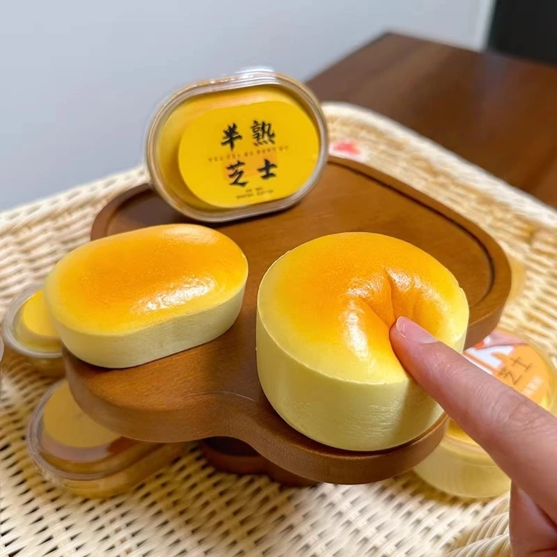 1 Buah Mainan Squishy Kue Keju Realistis, Lentur, Pereda Stres, Mainan Dekompresi, Kue Keju Setengah Matang, Mainan Lelucon, Lengket di Jari