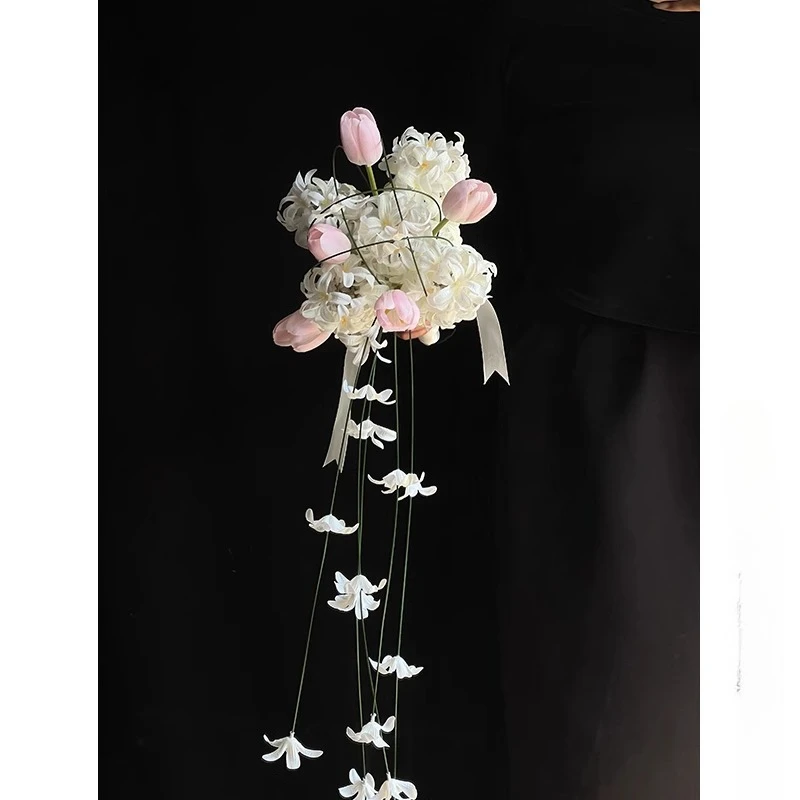 

Невеста держит букет, имитация тюльпана, гиацинт, элитный свадебный ужин, студия, свадебное платье, реквизит для фотосессии