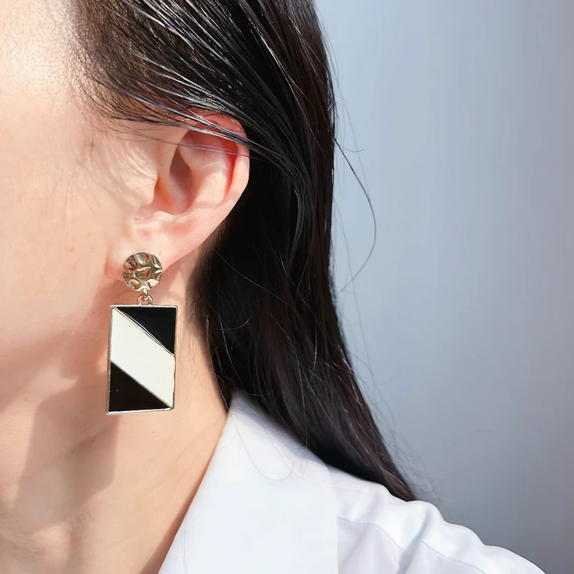 

Foreign trade jewelry niche retro black-and-white striped enamel box earrings wave flower painted love earrings.