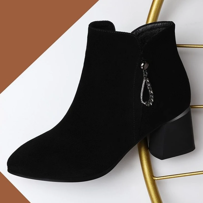 Zapatos cortos para mujer, botines de trabajo de gamuza negra para otoño e invierno, calzado gótico en oferta, bota de Pu, tendencia Y2k, botines para mujer 2025