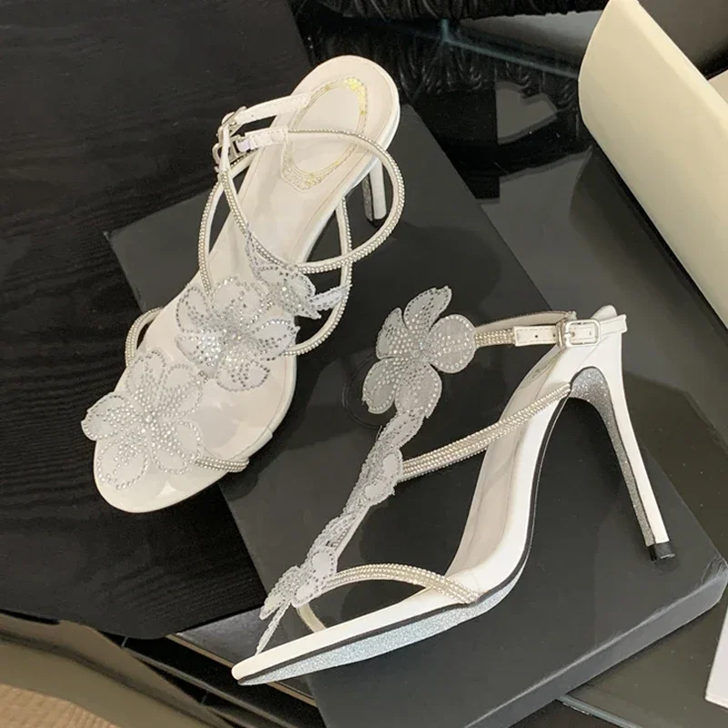 

Милые блестящие босоножки на высоком каблуке с кристаллами и цветами, женские пикантные брендовые дизайнерские туфли с открытым носком и узкой лентой, роскошные свадебные туфли для невесты