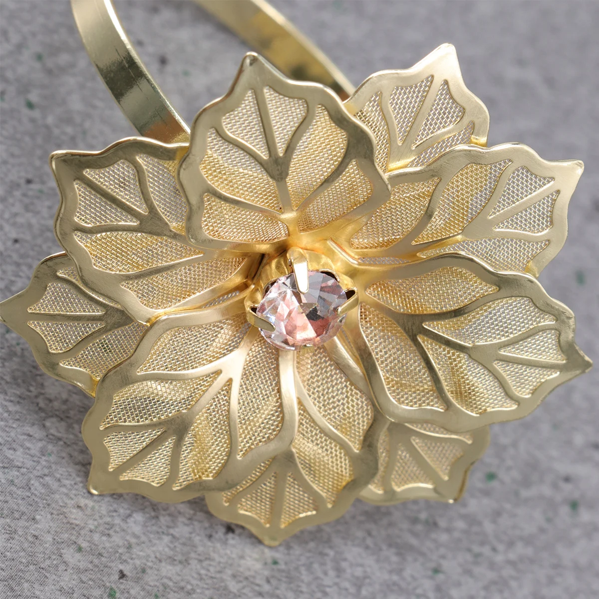 

6Pcs Flower Design Napkin Ring Golden Alloy Elegant Texture Comfortable Touch Ideal for Hotel Restaurant Wedding Home Table