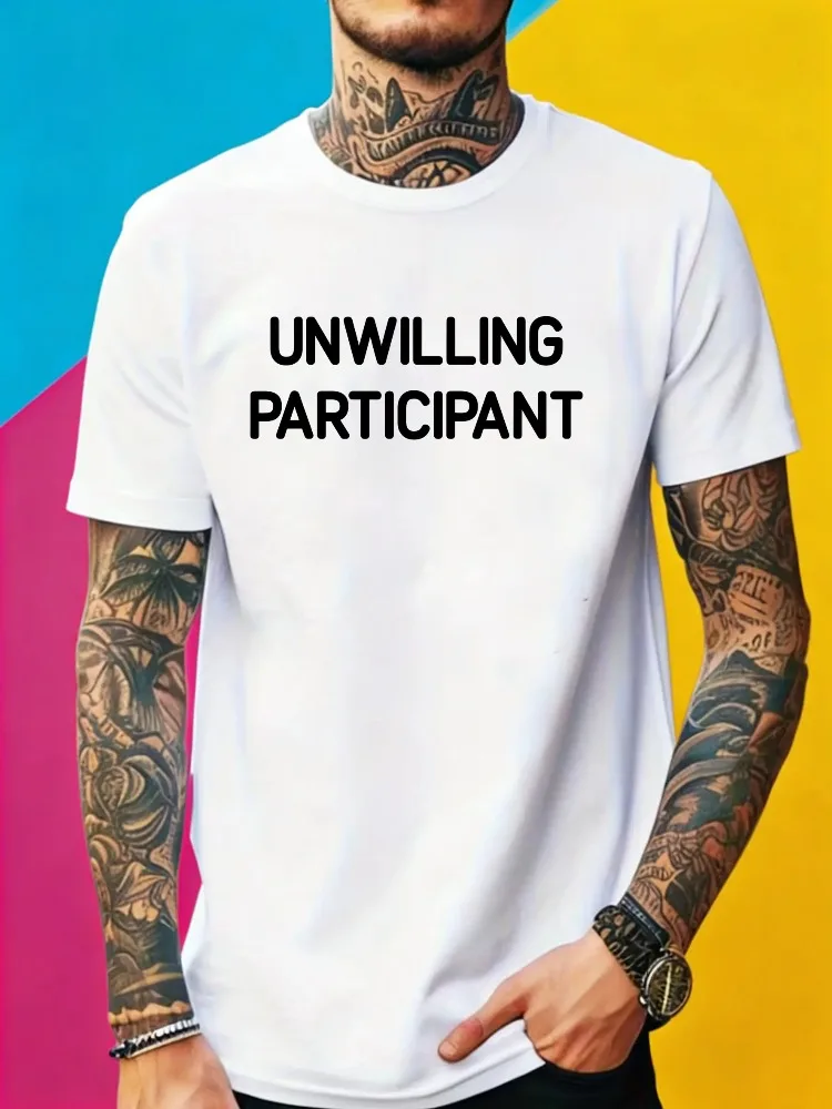 Camiseta Masculina com Estampa Gráfica 'Unwilling Participant', Gola Redonda, Minimalista, Casual, Manga Curta, Básica, para o Dia a Dia, Verão, para Homens Adultos