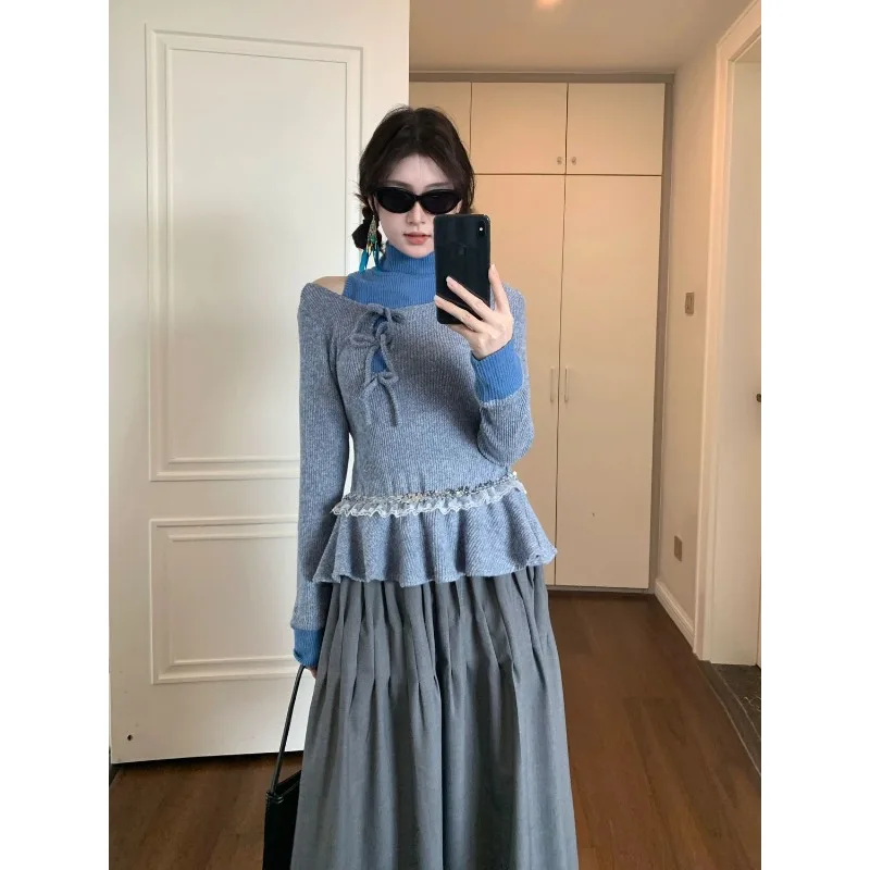 

Дизайнерский комплект из трех предметов: женская водолазка с кружевными вставками, вязаный осенний свитер с длинными рукавами и плиссированная юбка до половины тела