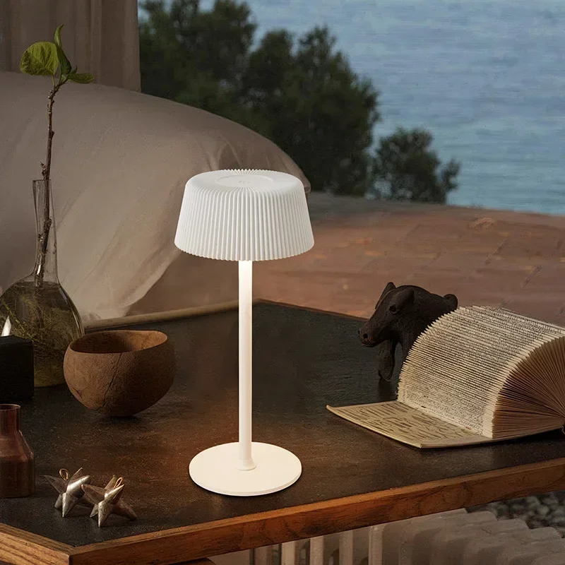 クリエイティブ新 LED ワインヘッドライト高脚小型テーブルランプ USB 充電バーコーヒーショップ雰囲気装飾照明