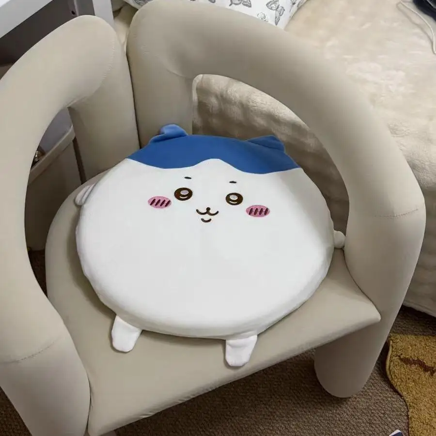 

Подушка для офисного стула с милым мультяшным рисунком Chiikawa Hachi Usach Jiyi, нескользящая подушка, подушка для подарка для взрослых и детей.