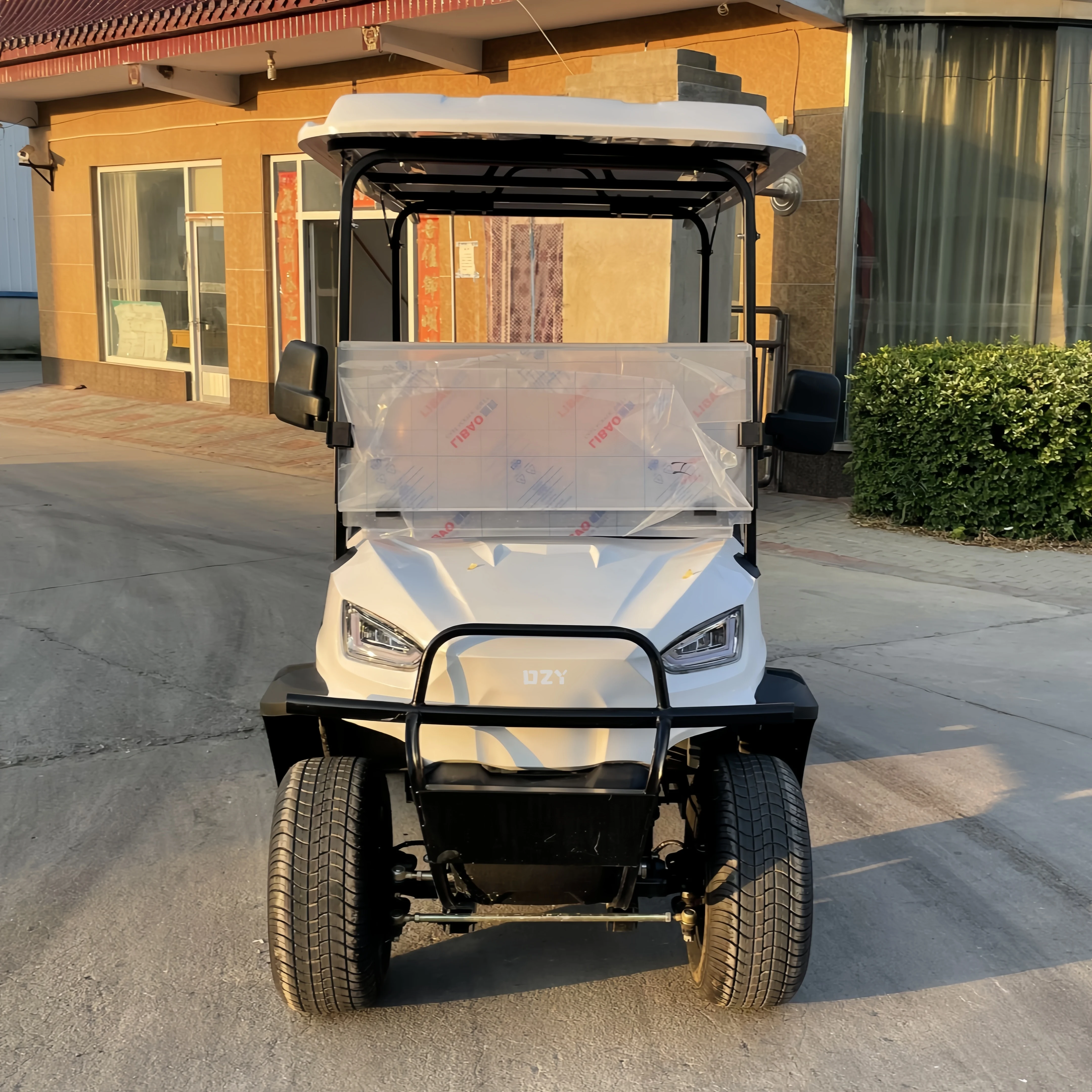 High quality 4-seater golf cart equipped with lithium battery and windshield, popular in China in 2024