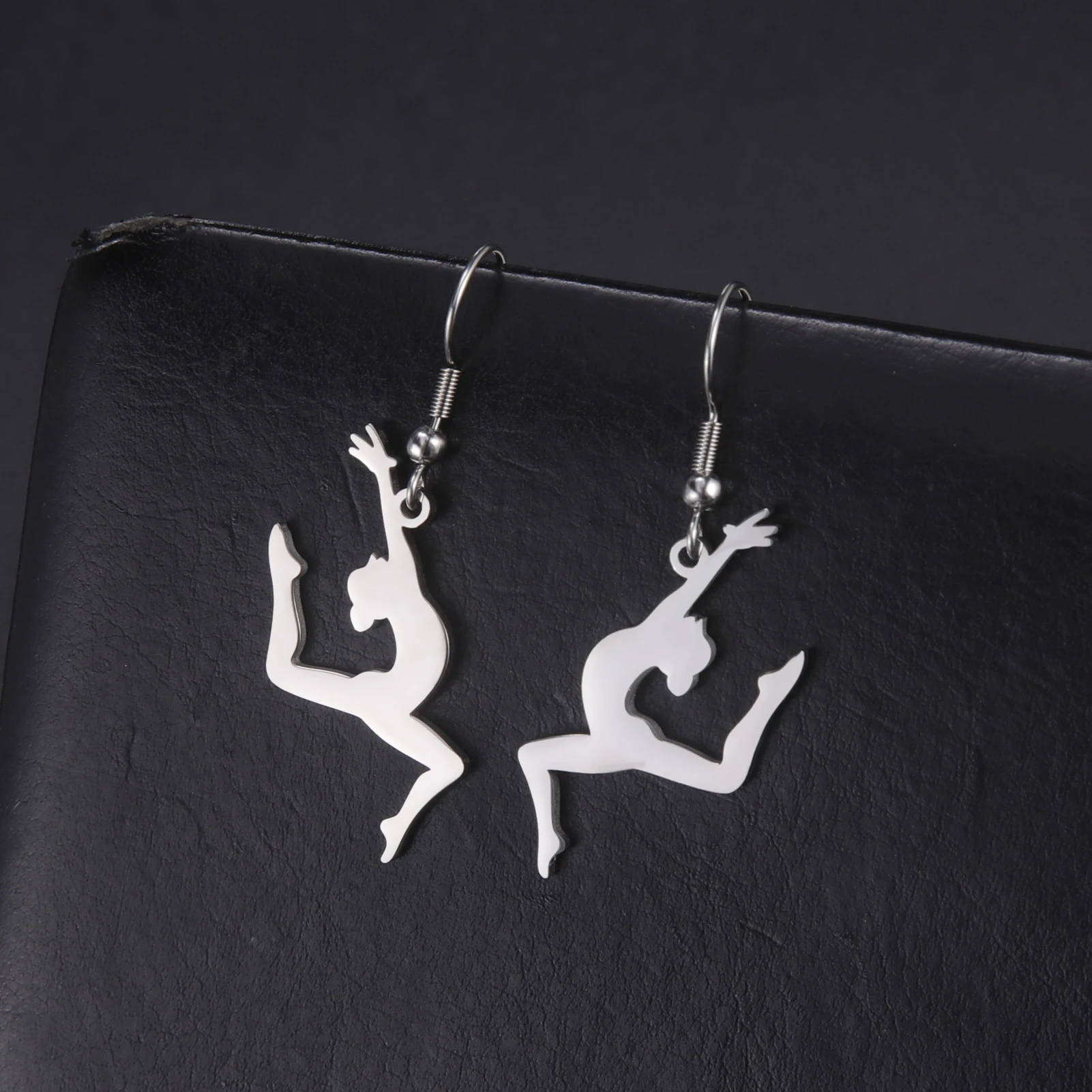 Skyrim nuevo en pendiente de gimnasta de acero inoxidable para mujeres niñas gimnasia deportes pendientes colgantes joyería de moda regalo al por mayor