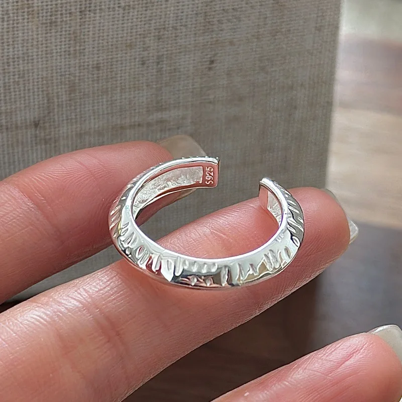 

[Cciris.Com] S925 Silver Textured Band Ring Nickel Free Lead Safe Hypoallergenic Minimalist Wholesale Stacking Jewelry for Women