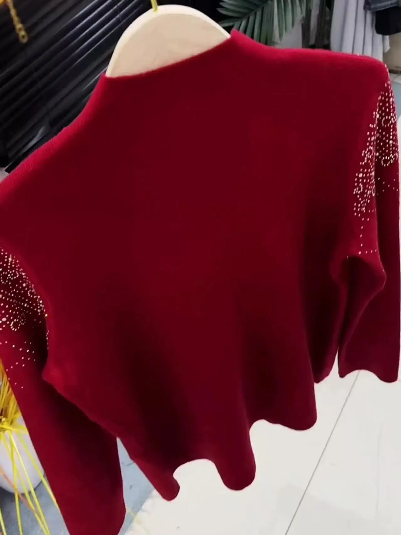 Luksusowy sweter damski z długim rękawem, zdobiony diamentami, czerwony, jesienno-zimowy, dzianinowy, pulower, top, sweter bazowy.