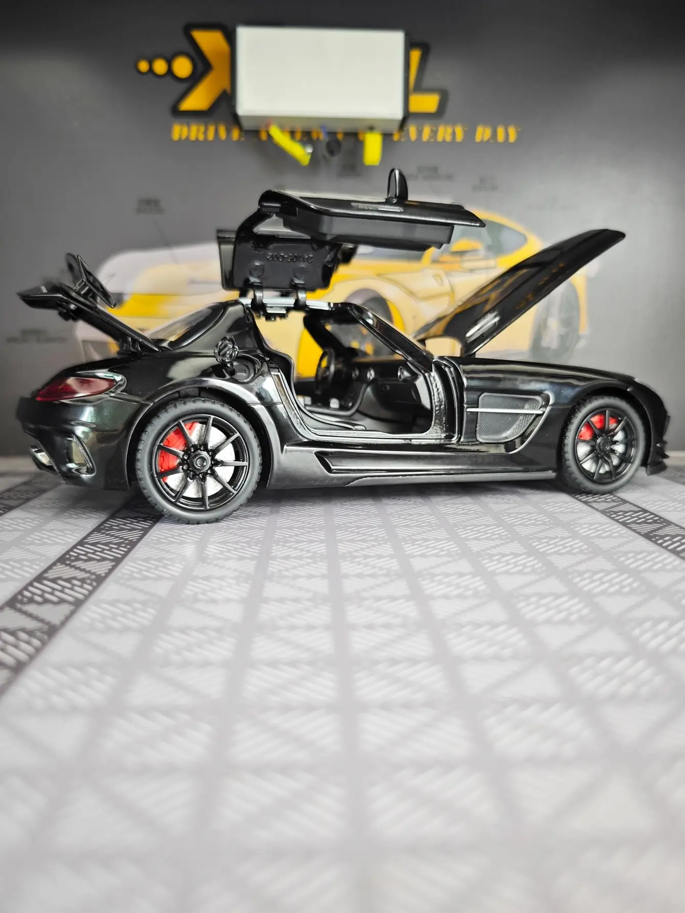 1:24 SLS AMG, modelo de coche deportivo de aleación, puertas de coche y capó de motor, el maletero se puede abrir como regalo de cumpleaños para amigos
