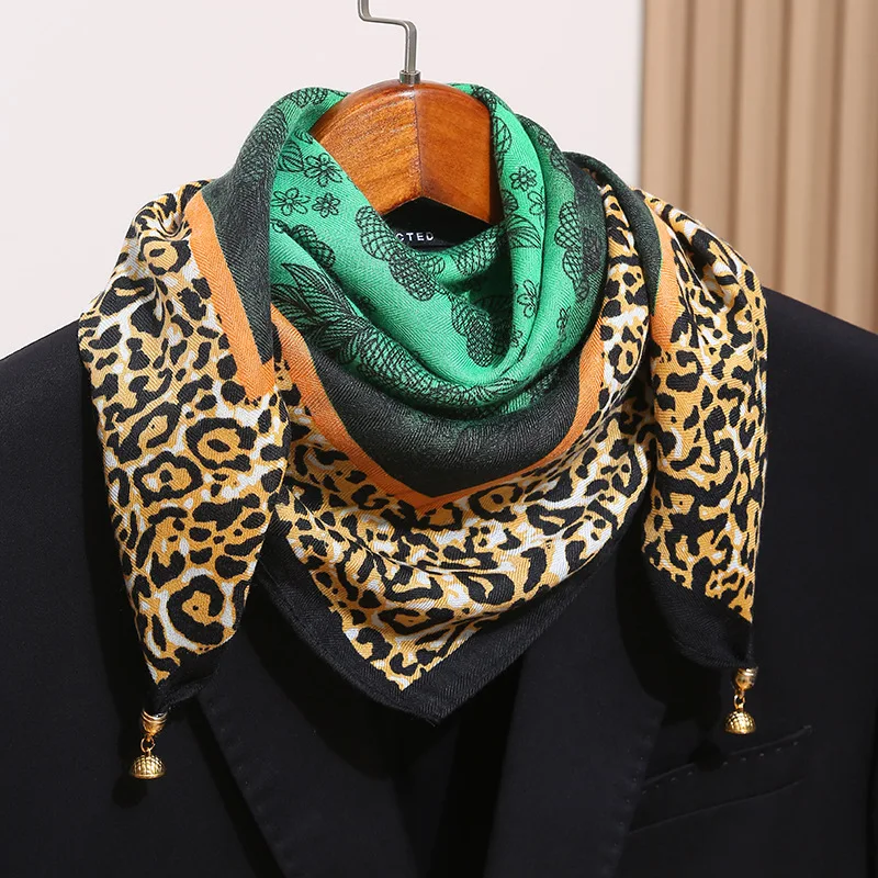 Элегантный треугольный шелковый шарф с магнитной застежкой: идеально подходит для зимы, тепла и универсальный.