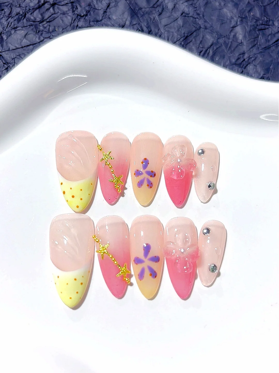 

Pink Intellectual Style Wearable Manicure (D300)