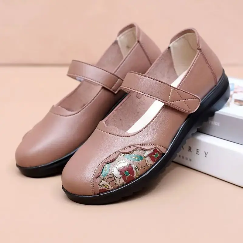 

Весенне-осенние новые туфли из натуральной кожи на плоской подошве для пожилых людей, мягкая подошва, нескользящая удобная повседневная обувь телесного цвета на липучке в этническом стиле