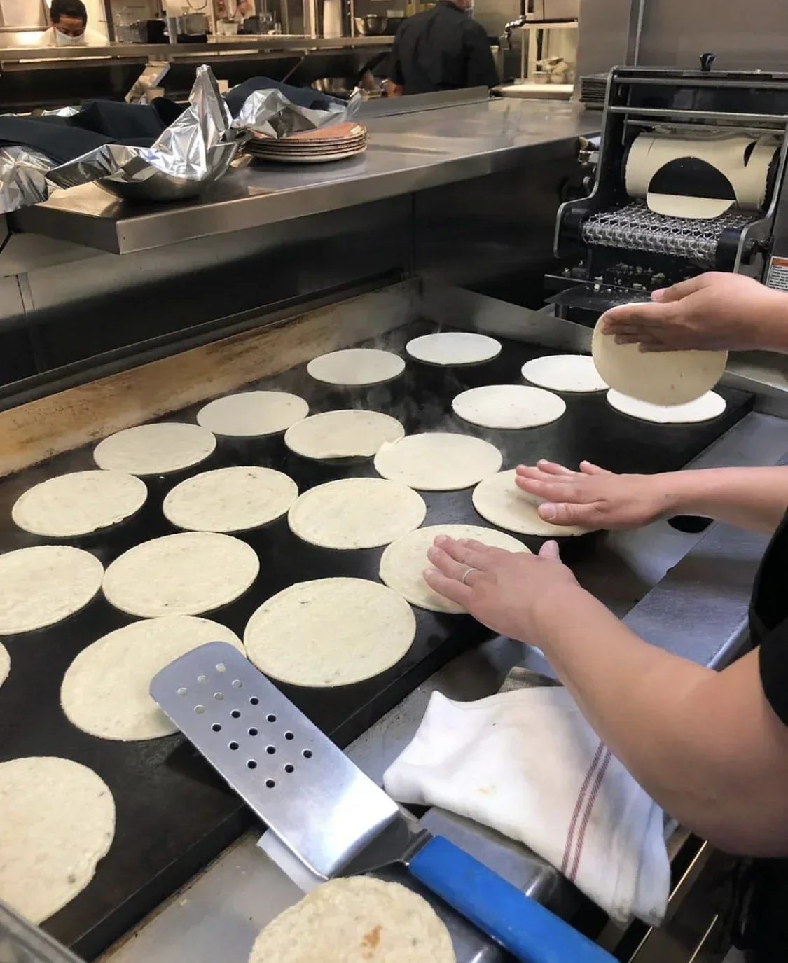 Mesin tortilla Meksiko tepung jagung industri sepenuhnya otomatis mesin pembuat taco roti roti produk pembuat tortilla