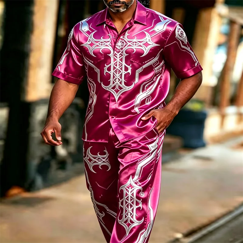 Conjunto de dos piezas para hombre, de satén, con estampado de armadura plateada, camisa de manga corta y pantalones. Traje de lujo de estilo gótico y geométrico, ideal para fiestas y uso casual.