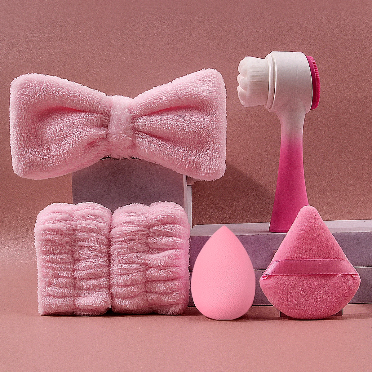 4 قطع ربطة شعر ناعمة، حزام معصم، مجموعة تنظيف فرشاة الوجه + قطعتان من إسفنجة البيض المثلثة الجافة والرطبة ذات الأغراض المزدوجة