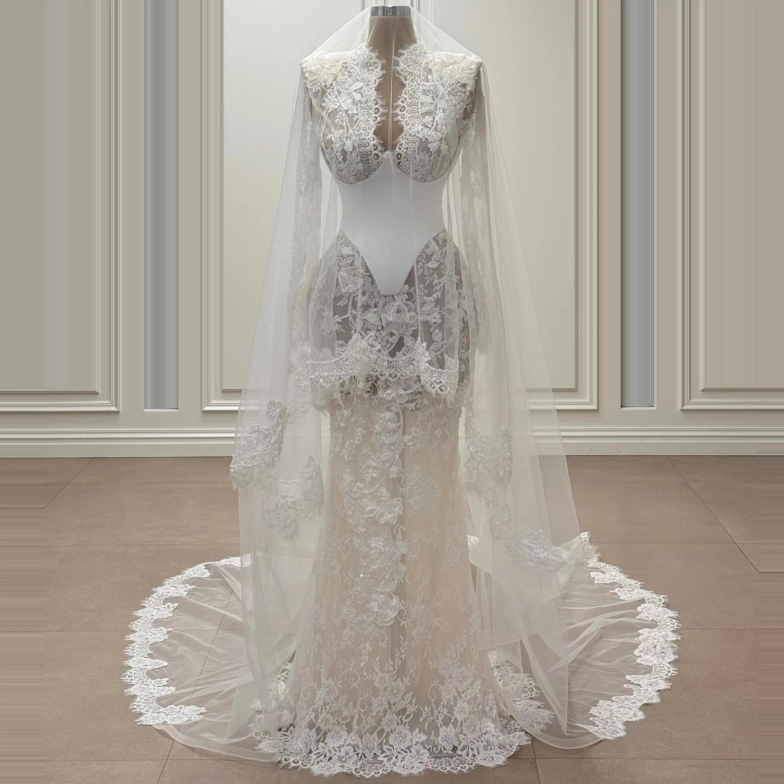 ไอวอรี่ V คอเงือกชุดแต่งงานลูกไม้ยาวดูไบซาอุดีอาระเบียคําชุดเจ้าสาวสําหรับงานปาร์ตี้พรหมสไตล์ใหม่