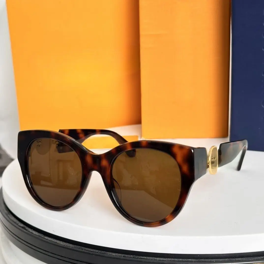 

Tortoiseshell Cat-Eye Sunglasses with Dark Brown Lenses, Acetate Frame & Gold Metal Accents, Retro Luxury Eyewear for Daily Out