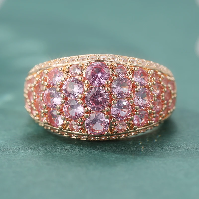 Luxuriöser breiter Ring mit synthetischem rosa Zirkon im Micro-Pave-Stil für Damen, eleganter rosévergoldeter Brautschmuck für Verlobung und Hochzeit – Detail 5