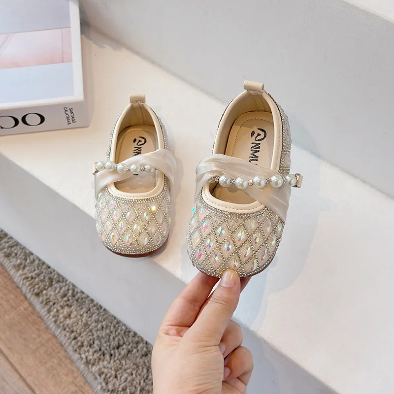 

Новые весенне-летние кожаные туфли для девочек: модные, с кристаллами, переливающиеся, в стиле принцессы, на мягкой нескользящей подошве, для танцев, для маленьких леди