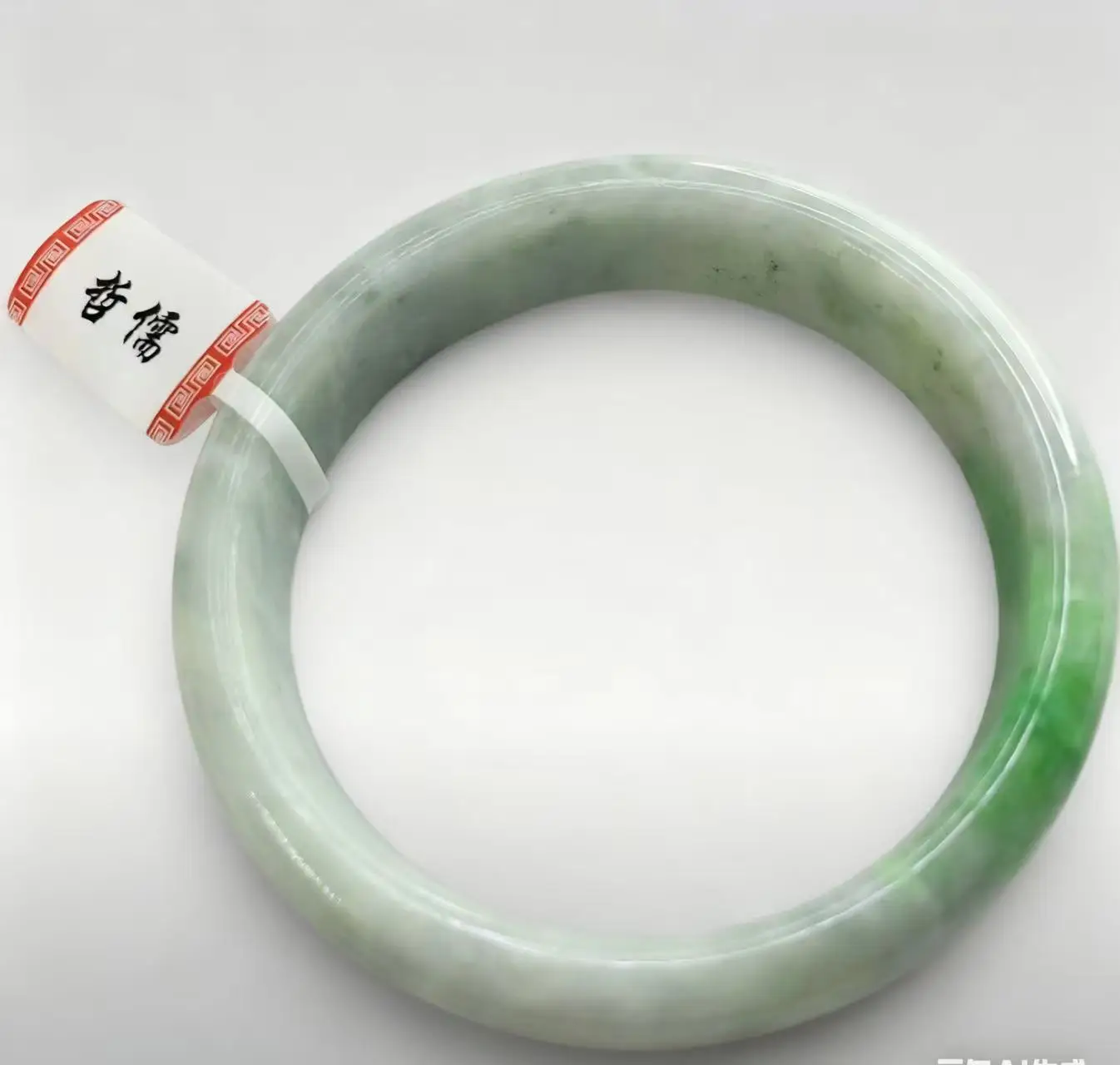 

Один на одной настоящей стрельбе зеленого двухцветного небольшого нефритового браслета диаметром 567 мм.