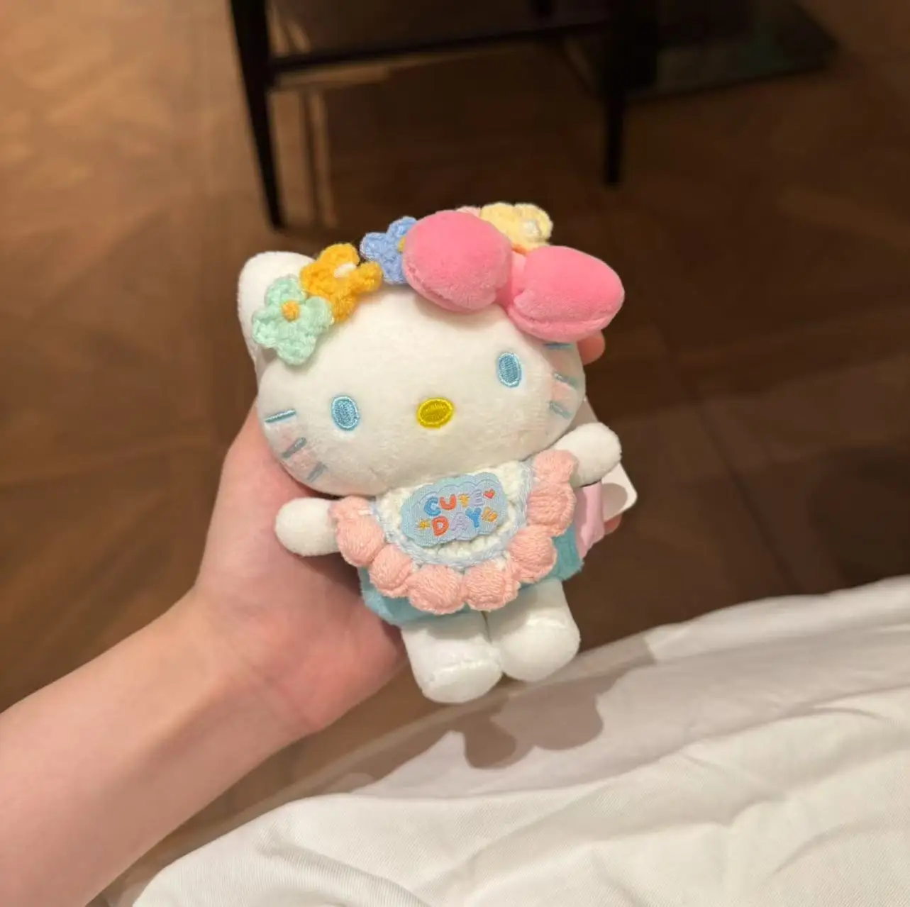 アニメサンリオハローキティぬいぐるみペンダントおもちゃかわいい子猫車バッグ装飾キーホルダーぬいぐるみ誕生日女の子のための絶妙なギフト