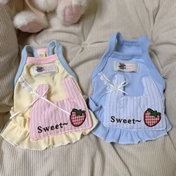 Ropa y accesorios con mochila fresa para gatos, perros pequeños