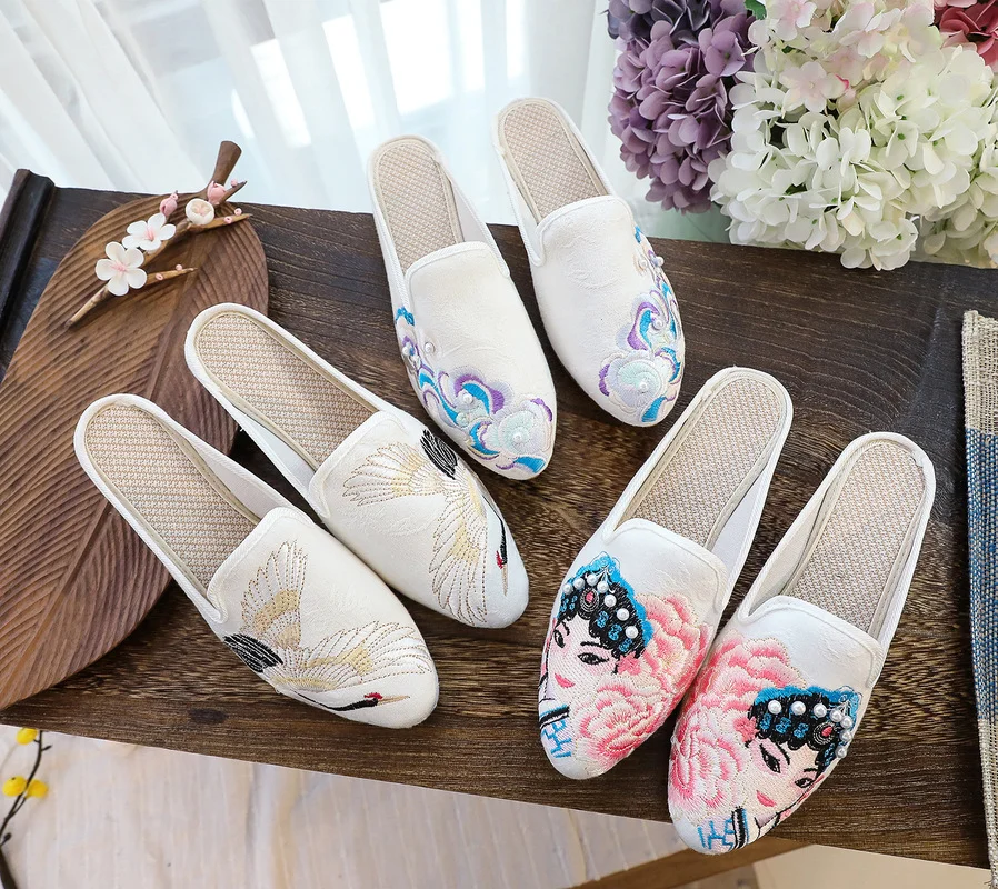 Slippers Women Winter Warm Cotton Shoes Embroidery Flat Mules Comfortable Soft Light Ladies Pointy Toe Slippers Flip Flops Women