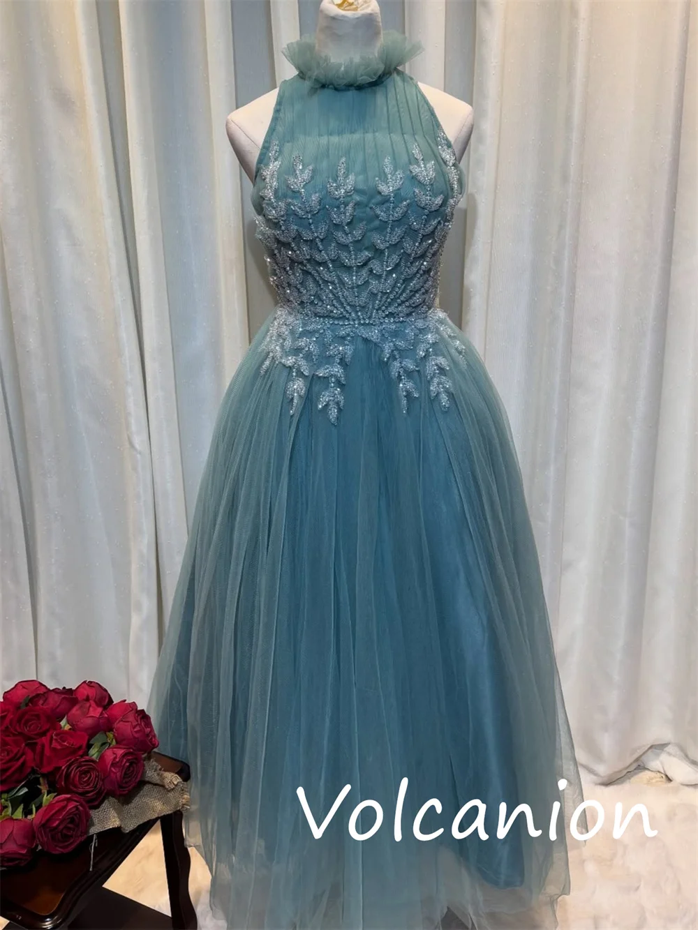 Taglie personalizzate disponibili Abiti lunghi a trapezio con pieghe in organza con paillettes e collo alto Occasioni su misura Sparkle
