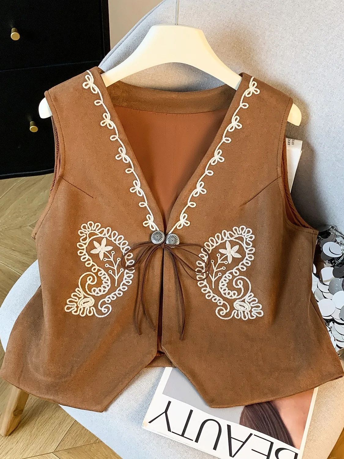 

Винтажный замшевый жилет n Sle, женский осенний модный дизайн, топ с v-образным вырезом и поясом, обычный тонкий топ, осенняя коллекция 2025 г.